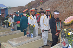 Cán bộ, nhân dân thị trấn Kỳ Sơn làm lễ truy điệu và an táng hài cốt liệt sỹ Phạm Thanh Hưng tại nghĩa trang liệt sỹ huyện Kỳ Sơn. 

 

